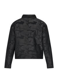 Giacca nera in camouflage con colletto, maniche lunghe e cintura elastica. Realizzata in tessuto leggero e liscio con finitura opaca.