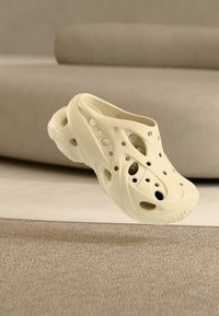 Nevybráno, summit white