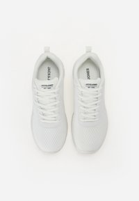 Λευκά πλέγματα αθλητικά παπούτσια με στρογγυλή μύτη, επίπεδα κορδόνια, μαξιλαράκι στη γλώσσα και λογότυπα στη φτέρνα και τη γλώσσα. Ελαφρύ σχέδιο.