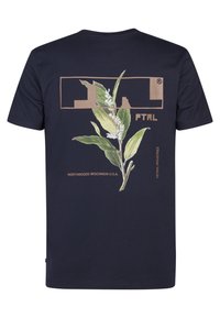 Marineblauwe katoenen t-shirt met een botanische print op de achterkant, met de tekst "NORTHWOODS WISCONSIN U.S.A." in gouden letters.