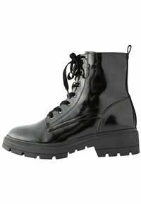 Bottines à lacets noires en cuir verni brillant, avec une semelle en caoutchouc épaisse et un col rembourré, dotées d'œillets en métal et d'une fermeture éclair latérale.