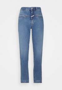 Jean en denim bleu taille haute à jambes droites, avec fermeture par bouton, poches avant et détails subtils de texte près des ourlets.