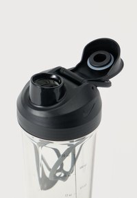 Διαφανές πλαστικό μπουκάλι νερού με μαύρο καπάκι, που διαθέτει αναδιπλούμενο στόμιο, ενδείξεις μέτρησης και μαύρο λογότυπο της Nike.