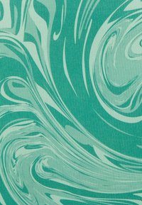 Tecido abstrato com um fundo azul-petróleo, apresentando padrões brancos em espiral e uma superfície texturizada e estriada para um interesse visual.
