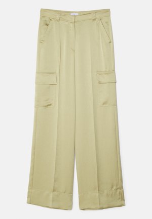 Soehised oliivrohelised laiad püksid on valmistatud siledast kangast, millel on kaks esist taskut ja kaks küljetaskut.