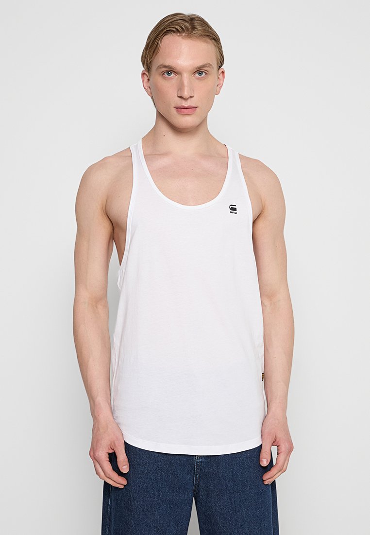Witte katoenen tanktop met een ronde hals en brede armsgaten. Bevat een klein zwart logo op de borst. Effen kleur, gladde textuur.