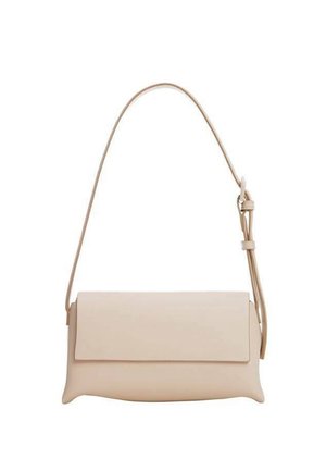 Rechteckige beige Lederschultertasche mit Klappverschluss und verstellbarem Riemen.