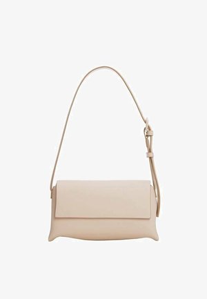 Sac à bandoulière rectangulaire en cuir beige avec fermeture à rabat et bandoulière réglable.