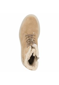 Botín de ante color marrón claro con punta redondeada, forro de piel en el cuello y cordones beige. Presenta una suela de goma resistente con un acabado texturizado.