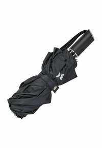 Parapluie compact noir avec un tissu texturé, une poignée noire et une sangle sécurisée. Comprend un bouton pour ouvrir et fermer.
