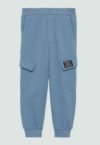 Blaue Baumwoll-Sweatpants mit einem gerippten Bund, zwei seitlichen Taschen und Cargotaschen. Mit einem Patch mit Text auf dem Oberschenkel.