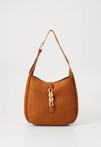 Braune Wildleder-Handtasche mit geschwungener Silhouette, ausgestattet mit einem dekorativen goldfarbenen Verschluss und einem einzelnen Schulterriemen. Glatte Textur, kein sichtbares Muster.