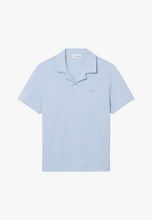 Hellblaues Poloshirt mit kurzen Ärmeln, Zweiknopfleiste, Kentkragen und dezentem gesticktem Markenlogo auf der linken Brust.