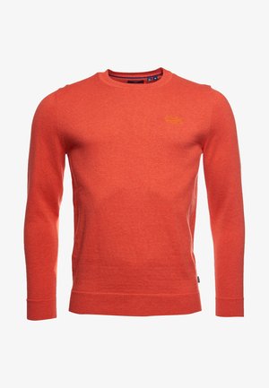 Rode trui met lange mouwen, ronde hals en geribde manchetten. Gemaakt van een zacht, gestructureerd materiaal. Voorzien van subtiele logo-borduring.