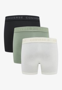 Trīs pāri vīriešu bokseršortu melnā, zaļā un baltā krāsā, ar elastīgu vidukļa loku, uz kura redzams "CONVERSE" logotips. Mīksts kokvilnas maisījuma materiāls.