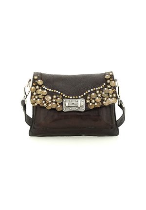 Borsa a tracolla in pelle nera con dettagli circolari in tono oro e chiusura in argento. Forma strutturata con tracolla removibile.