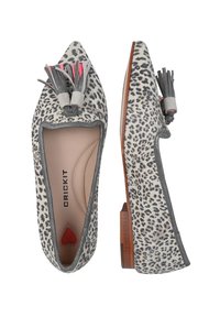 Ballerine con stampa leopardata, parte superiore in suede grigio, punta appuntita e frange decorative grigie e rosa. Presentano un tacco basso in legno.