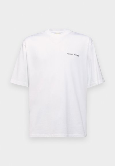 Weißes kurzärmliges T-Shirt aus Baumwolle mit V-Ausschnitt, mit einem schwarzen "FILLING PIECES" Logo, das auf der linken Seite gedruckt ist.