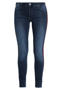 Mörkblå jeans med slim fit, med en sidostråk i röd. Tillverkade av denim, med en klassisk femficksdesign och knappstängning.