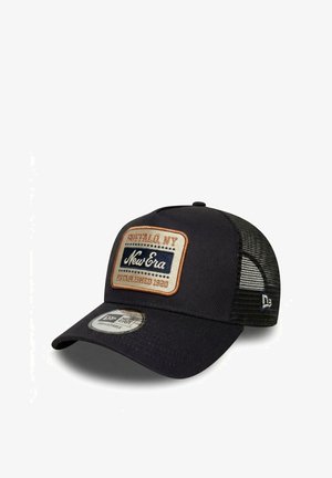 Schwarze verstellbare Kappe mit Mesh-Rückenteil, vorne mit dem Aufnäher "Buffalo, NY New Era Established 1920" und seitlich mit Markenlogo.