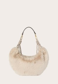 Faux-Fur-Handtasche in Creme mit einer geschwungenen Form, ergänzt durch einen glatten grauen Ledergriff und goldfarbene Hardware-Details.