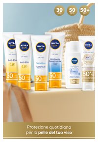Cinque tubetti di crema solare per il viso NIVEA SUN con confezione bianca e gialla, etichettati con livelli di SPF 30, 50 e 50+, ambientati su uno sfondo naturale.