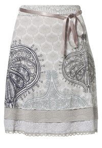 Falda ligera con estampado y base de suave color gris, con detalles en azul oscuro y un lazo de cinta gris claro en la cintura.