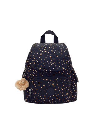 Sac à dos bleu marine avec un motif d'étoiles beiges, poches zippées à l'avant et sur les côtés, rabat supérieur, et un porte-clés en peluche banane beige attaché.