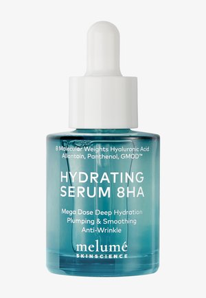 Sininen lasinen pipettipullo, jossa lukee Hydrating Serum 8HA ja valkoinen korkki, suunniteltu syväkosteutukseen, täyteläisyyteen, silottamiseen ja ryppyjen ehkäisyyn.