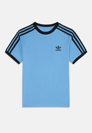 Lyseblå bomull T-skjorte med svart kant, med tre svarte striper på hver skulder og en liten svart Adidas-logo på brystet.