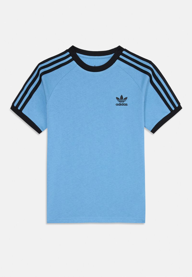 Ανοιχτό μπλε βαμβακερό t-shirt με μαύρες λεπτομέρειες, με τρεις μαύρες ρίγες σε κάθε ώμο και ένα μικρό μαύρο λογότυπο Adidas στο στήθος.