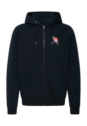 Schwarzer Kapuzenpullover mit Reißverschluss, Fronttaschen, Kordelzug an der Kapuze und kleinem weißem und rotem Vogel-Design auf der linken Brust.