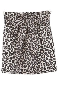 Falda de estampado de leopardo con base blanca, que presenta manchas negras y marrones, un diseño envolvente y un cinturón ancho en la cintura.
