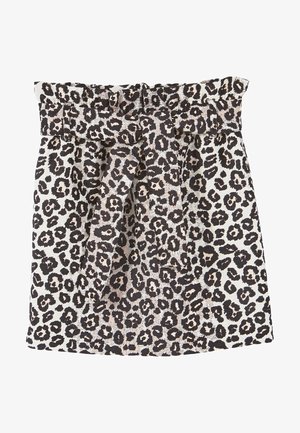 Luipaardprint rok met een witte basis, voorzien van zwarte en bruine vlekken, een wikkeldesign en een brede riem in de taille.