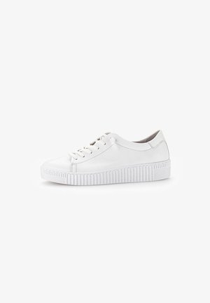 Sneakers bianchi in pelle con punta rotonda, design piatto con lacci e suola in gomma testurizzata con scanalature verticali. Stile minimalista.