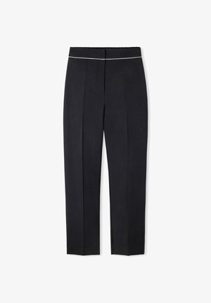 Zwarte op maat gemaakte broeken met een gladde textuur, voorzien van een aansluitende tailleband met witte bies, plooien aan de voorkant en een verkorte lengte.