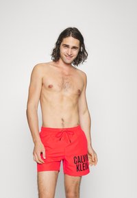 Calvin Klein Swimwear MEDIUM DRAWSTRING - Shorts da mare - bright vermillion
