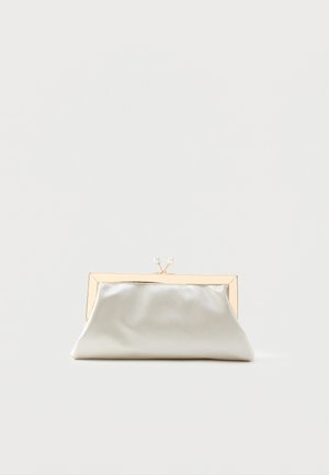 Mała błyszcząca srebrna kopertówka z złotą ramką i dwoma okrągłymi zapięciami na górze, na jednolitym jasnym tle.