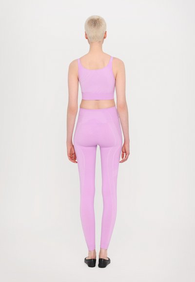 Paarse sport-bh en legging-set, met een getextureerd oppervlak en een naadloos ontwerp, met een strakke pasvorm en ribbelaccenten.