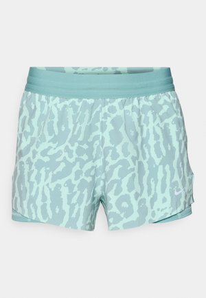 Svetle modré šortky s leopardím vzorem, vybavené elastickým pasem a malým bílým logem na levé straně.