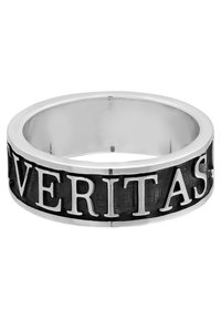 Inel argint cu o bandă accentuată neagră gravată cu "VERITAS". Designul prezintă o suprafață interioară netedă și o finisare exterioară texturată.