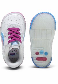 Valkoiset tennarit, joissa on vaaleanpunaiset nauhat, sininen yksityiskohta, täplikkäät läpinäkyvät pohjat ja kakkukuviollinen sisus.