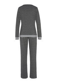 Graues Langarmoberteil mit weißen gestreiften Akzenten am Ausschnitt und an den Ärmeln, kombiniert mit passenden grauen Hosen aus einem weichen, strukturierten Stoff.
