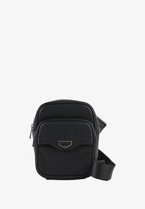 Bolso pequeño tipo bandolera negro con bolsillo delantero, cierres de cremallera, material texturizado y correa ajustable.