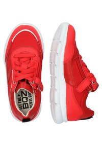 Rode sneakers van gaas en synthetisch materiaal, ronde neus, witte rubberen zool, veters en een verstelbare band aan de zijkant voor een veilige pasvorm.