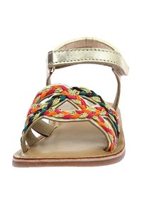 Sandal flat con cinturino alla caviglia in metallo dorato; presenta un design intrecciato multicolore con accenti arancioni, rosa, verdi e neri.