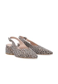 Slingback boty s leopardím vzorem, špičatou špičkou, neutrální béžovou tkaninou, malým podpatkem, nastavitelným popruhem a hladkým povrchem.