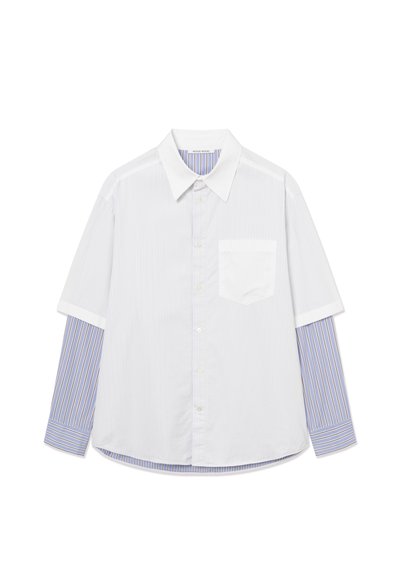 Biela košeľa s krátkym rukávom vrstvená cez modro-bielo pruhovanú košeľu s dlhým rukávom, s gombíkovými manžetami a predným vreckom na hrudi.