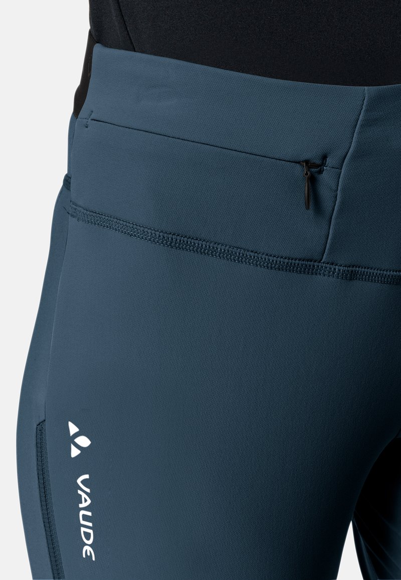 Marineblaue Sporthosen mit einem Reißverschlusstaschen, glatter Textur und passgenauer Schnittführung. Das Logo befindet sich am Unterschenkel.