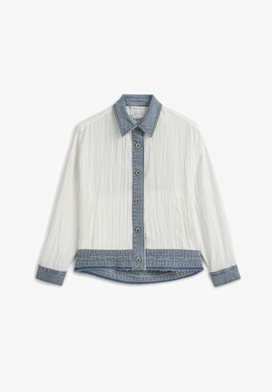 Chemise blanche à manches longues texturée avec col, patte de boutonnage, poignets et ourlet en denim bleu, dotée de cinq boutons sur le devant.